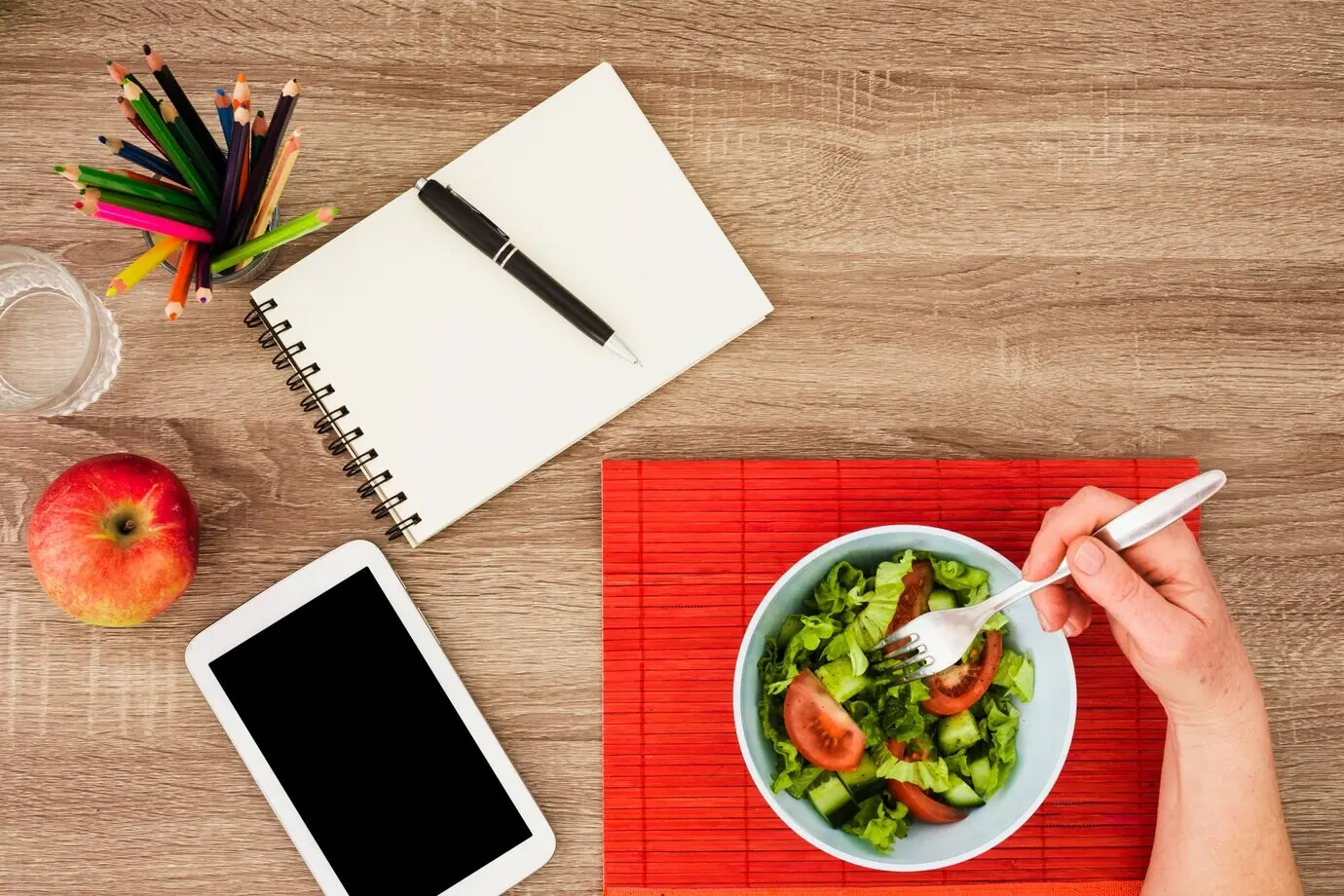 Пожалуйста, предоставьте исходный текст описания «Lunch», который нужно перефразировать.